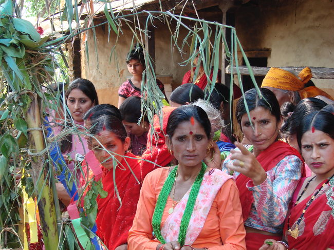 村人達がかわるがわる挨拶をしてゆく。