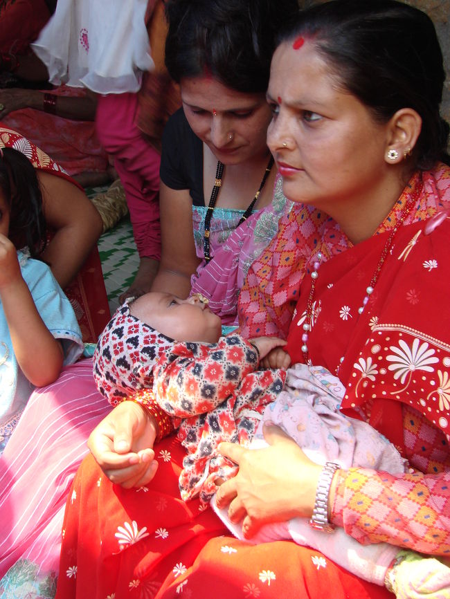 子連れの小母さんもいるが旦那さんの姿がみえない、遠いアラブの国で頑張っているのだろう。