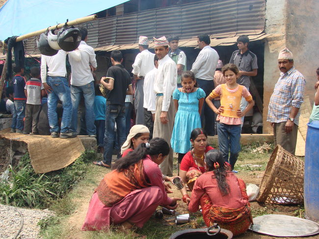 儀式は続いているが家を後にする。