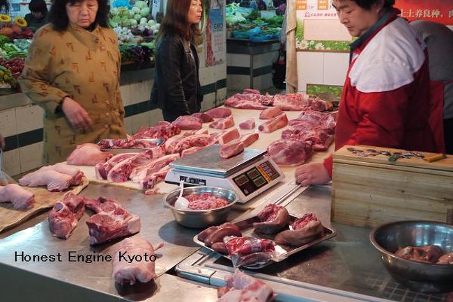 二階は、肉、野菜、豆腐などの食品が売られています。<br />これは豚肉売場です。