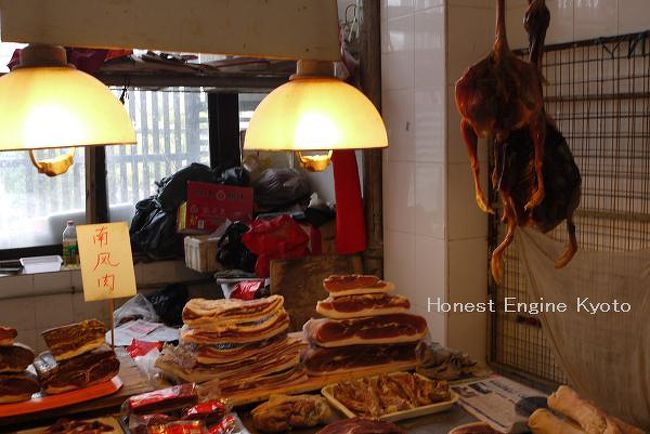 右上は、アヒルの腹を割ったものが吊るしてあります。