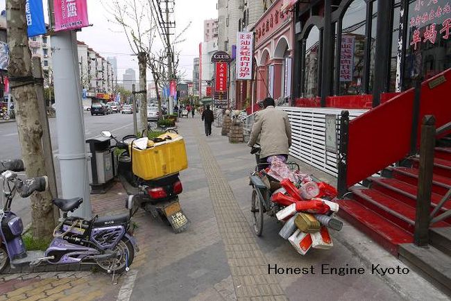 道を歩いていると、「チリン・チリン」と鐘を鳴らし、後ろから追い越していく三輪車です。