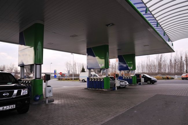 15時になりました。ハンガリーへ入り、パーキングで休憩です。パーキングは、同じように給油所と小さな売店があります。<br />