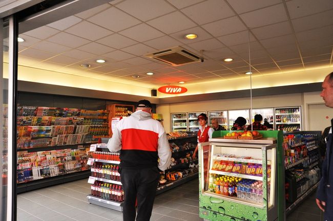 VIVAという売店ですが、よく見かけました。チェーン店でしょうか。<br />