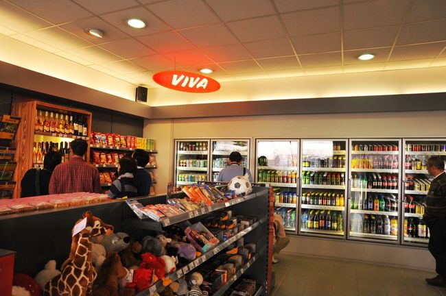 なぜかお酒のところに集まっています。<br />今夜の寝酒を求めているのかな。<br />それとも貴腐ワイン、トカイ・ワインを価格をチェックしているのかな。<br />ハンガリーの通貨はフォーリントですが、地下鉄を除いて概ねユーロで通用しました。