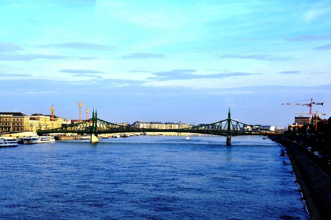 そうこうしているうちにブダペストへ入りました。<br />ドナウ川を渡ります。<br />エリザベート橋を渡っています。<br />重厚な自由橋がみえます。