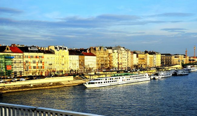 ドナウ川沿いの街に日差しの強い西陽があたり、鮮やかです。ブラチスラバと違い華麗な街です。