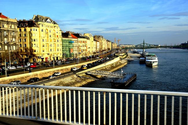 車窓ということも忘れ撮り続けます。<br />ドナウ川の色も鮮やかです。<br />青きドナウでした。