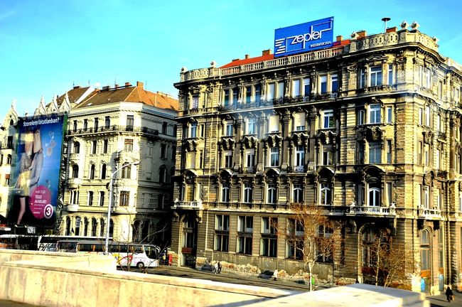 至近距離、窓への映り込みはありますが、この臨場感を味わってもらうため、敢えてアップします。<br />