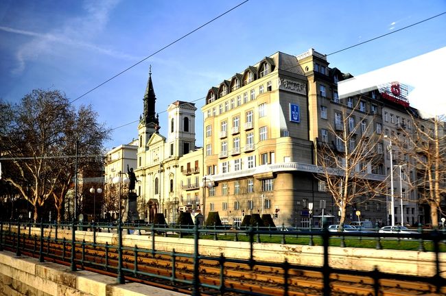 旧市街とトラムの線路が見えます。