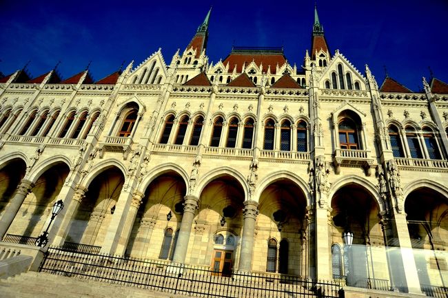 国会議事堂です。<br />車窓から見上げて撮っています。