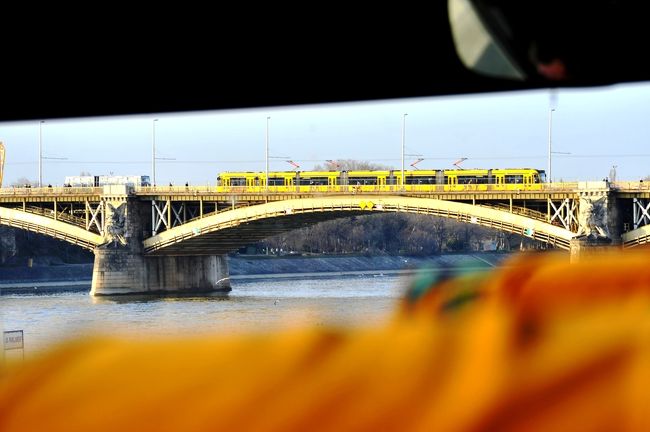 行く手にマルギット橋です。<br />現在工事中で、トラムのみ通行Okです。<br />前の窓隙間からアップで