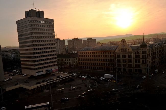 この後マギレット島の東のホテルにチェックインします。部屋は10階建ての10階、窓の外には広いテラスがありました。テラスに出ると西の空に夕日が沈もうとしていました。<br />眼下の道路の下は地下鉄3号線の駅です。<br />夕食の後はこの駅まで地下鉄で戻りました。