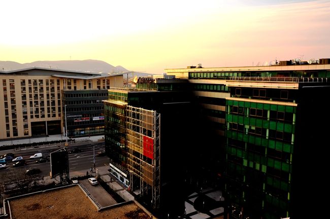 ホテルの周囲はビジネス街、朝早くから働いていました。