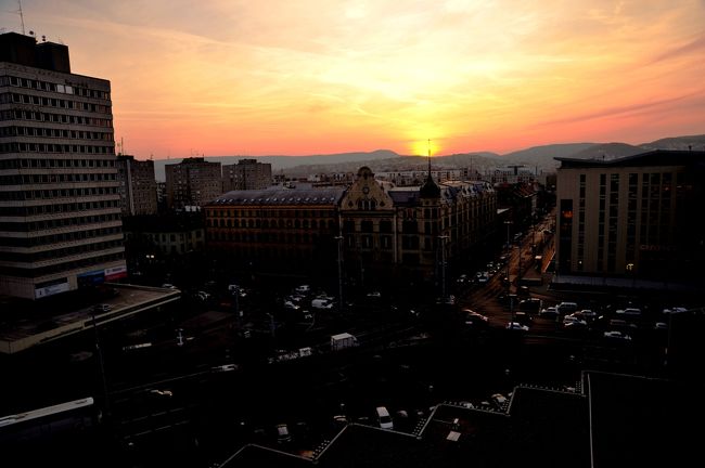 １７：４７<br />　これから闇が迫ってきます。<br /><br />　これからバスでくさり橋とエリーザベト橋の中間にあるレストランにバスで行きます。