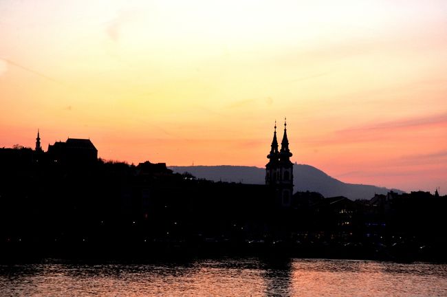 １８：１１<br />　ドナウ川沿いを上ります。<br />　ドナウ川の夕景です。