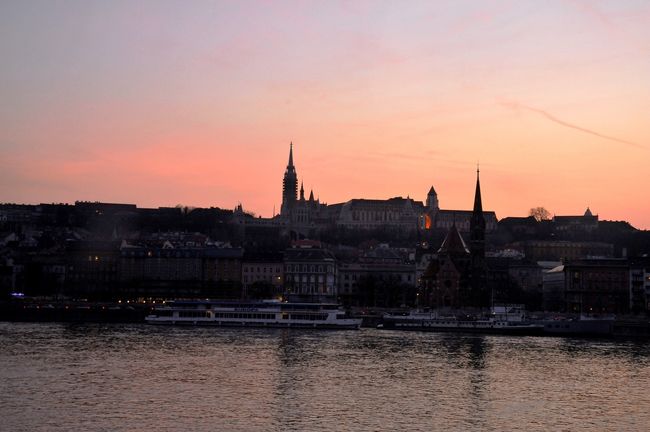 ドナウの夕景、絶景でした。<br />対岸はマーチューシャ教会、漁夫の砦です。