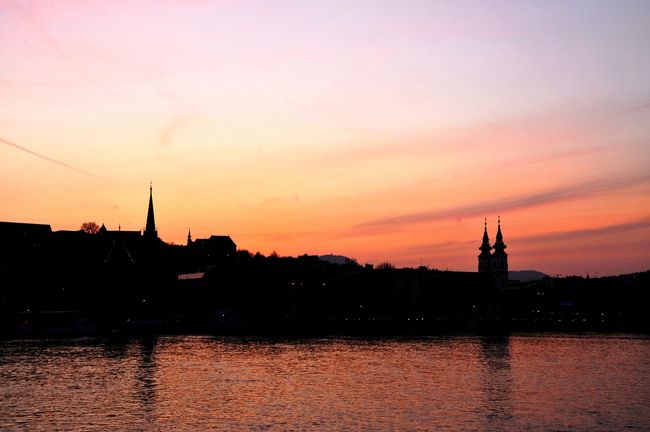 左がマーチューシャ教会です。