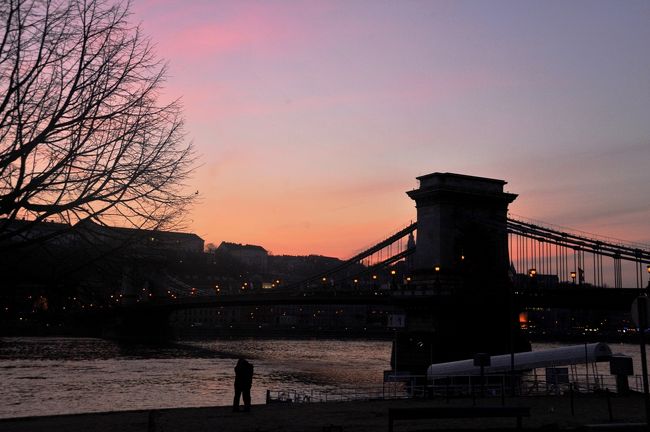 １８：１５<br />　くさり橋のたもとです。<br />　抱きしめあう二人も絵になります。