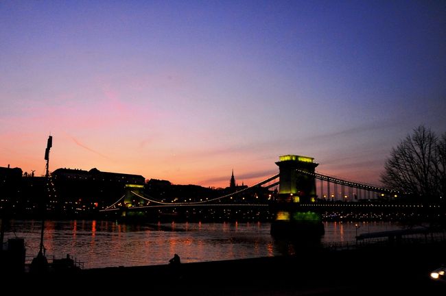 美しいドナウ川の夕景でした。<br /><br />このあと、くさり橋のたもと、ホテル・フォーシーズンの横でバスを降り、歩いてレストランに向かいます。<br />　レストランはなんと、ブダペスト随一の老舗、シシィ（エリーザベト）も贔屓にしたというジェルボーでした。