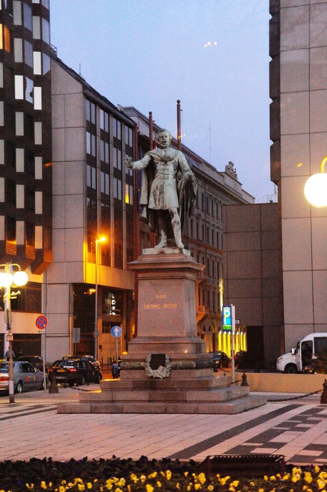 バスを降りるとイシュトヴァーンと思われる像があります。<br /><br />レストランとドナウ川の夜景に続きます。