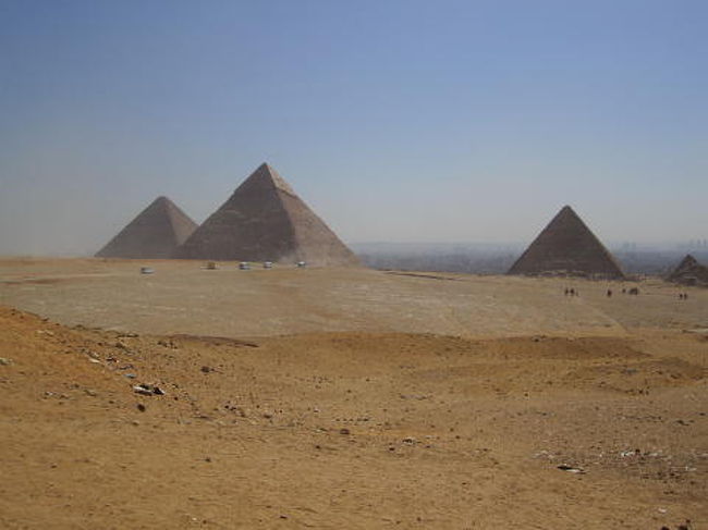 ３大ピラミッド。左からクフ王、カフラー王、メンカウラー王