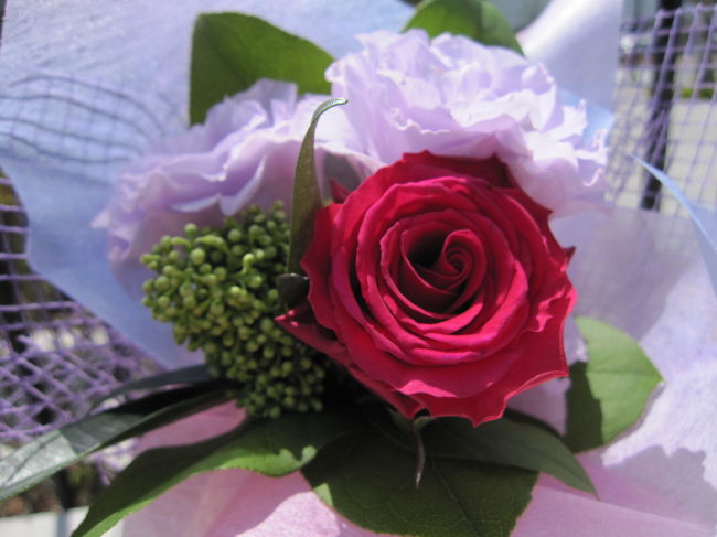 家の近くのお花屋さんで、<br /><br />小さな、小さなブーケを作ってもらい、<br /><br />お菓子と一緒に♪<br /><br />彼女の好きな紫色をテーマカラーにしてもらいました。