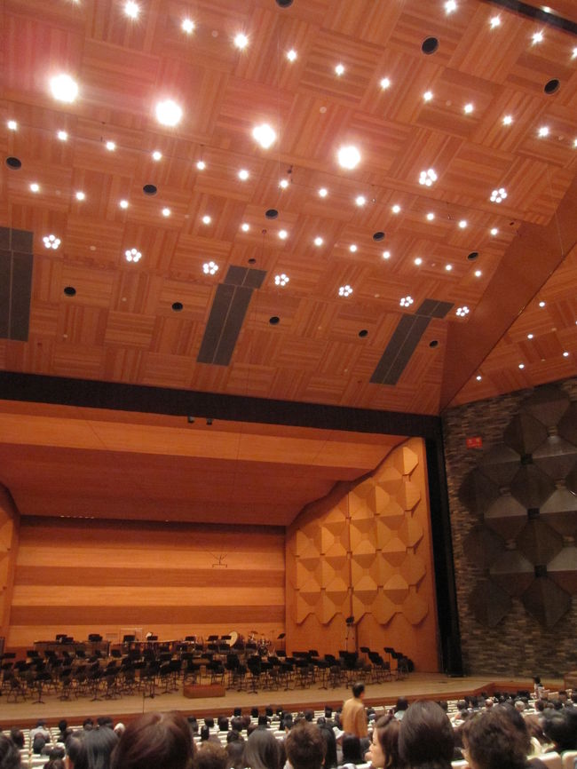 新しくなった倉敷市民会館。<br /><br />周辺駐車場も満車で、車停めるのに苦労し<br /><br />大ホールに入ったのは５分前。<br /><br />最初は全体像撮ろうと思って真ん中中央に座りました。<br /><br />音のバランスが良く聴こえるので<br /><br />よく審査員席などが設けられます。