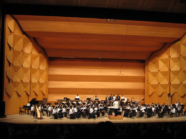 だけど、、何か物足りない！<br /><br />私はミュージカルや音楽鑑賞は出来るだけ前の席が好き♪<br /><br />息遣いや、表情がはっきり見えるし、<br /><br />何より、音の振動がすごく響いてくるから。<br /><br />途中休憩の時、前から２番目の中央席に移動しました。<br /><br />やっぱり、全然ちがう！（^0^）/<br /><br />