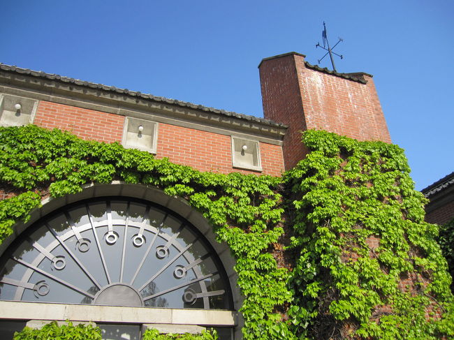 赤レンガにツタに、<br /><br />真っ青な空。