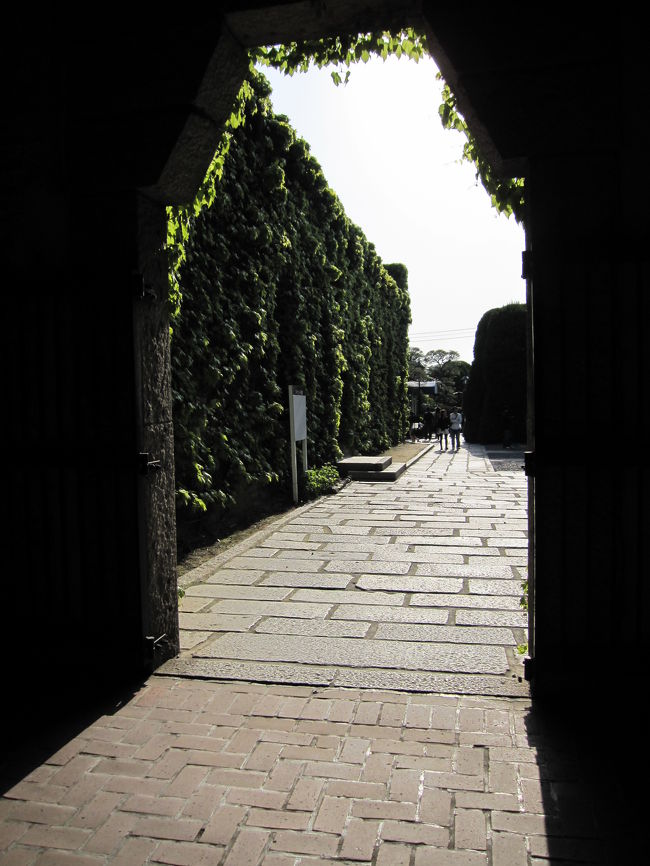 門をくぐると、その向こうは・・・