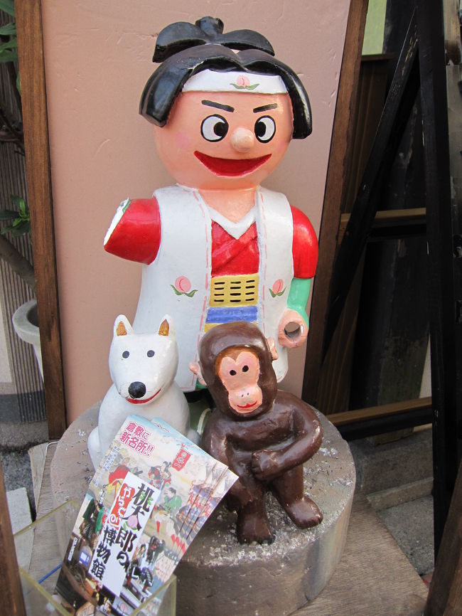 腕の折れた桃太郎に釘付け！