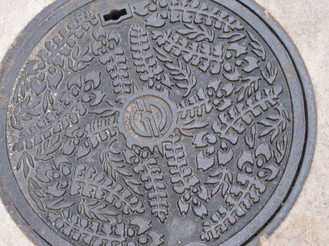 マンホールにも、藤の絵。