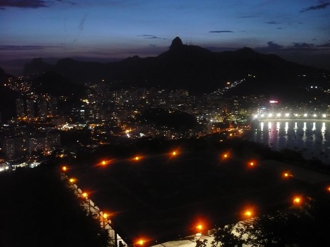 ポン・ジ・アスーカルからの夜景です。