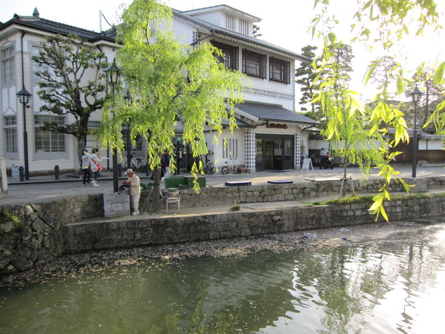 川沿いにはお土産を売っている人や、<br /><br />似顔絵描いている人がいますが、<br /><br />この時間は既に店じまい。