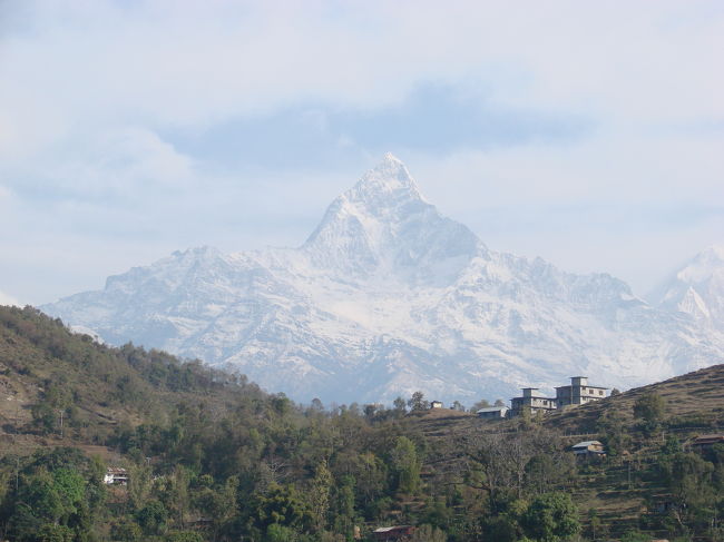 晴れた日はヒマラヤの連山が真っ白な頂を連ねている、しかし朝のうちだけで雲や霞に隠れてしまう。