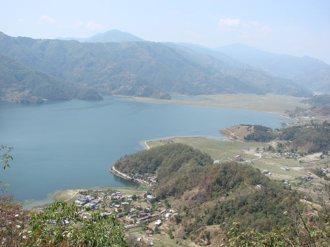 村から見下ろしたペワ湖。