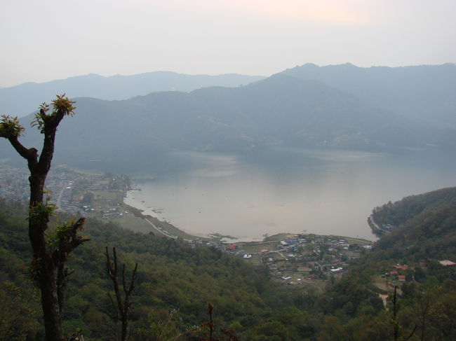 ペワ湖も見下ろす位置によって感じが変わる。