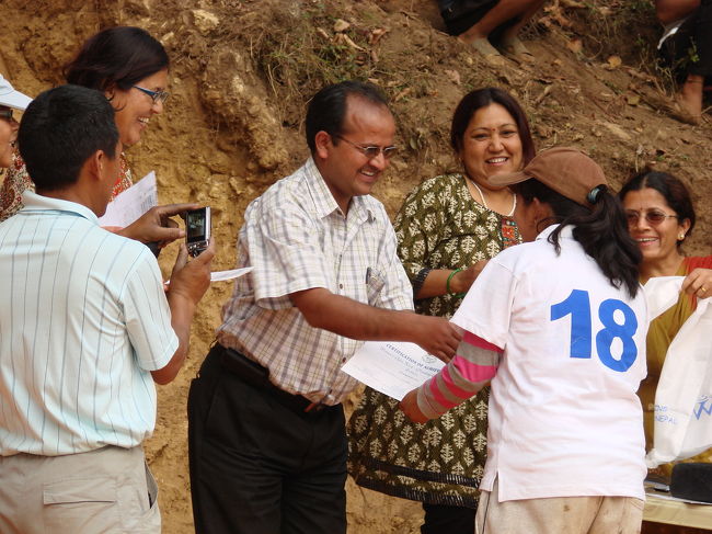 女子のロッククライミングコンテストで表彰状を渡している。