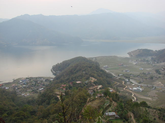競技場の小さなくぼ地から眺めたペワ湖。