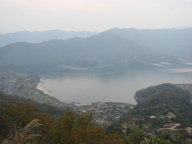 競技場の小さなくぼ地から眺めたペワ湖。