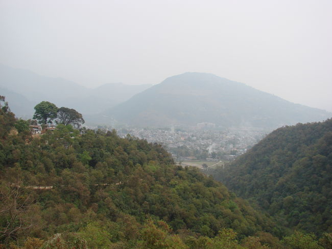 尾根を越えて少し北に行くとポカラの北部が見える。