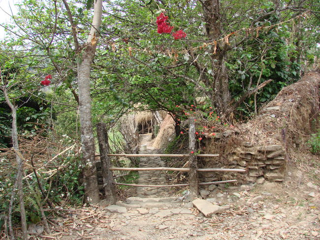 民家の入り口、家畜が出ないように簡単な柵がしてある。