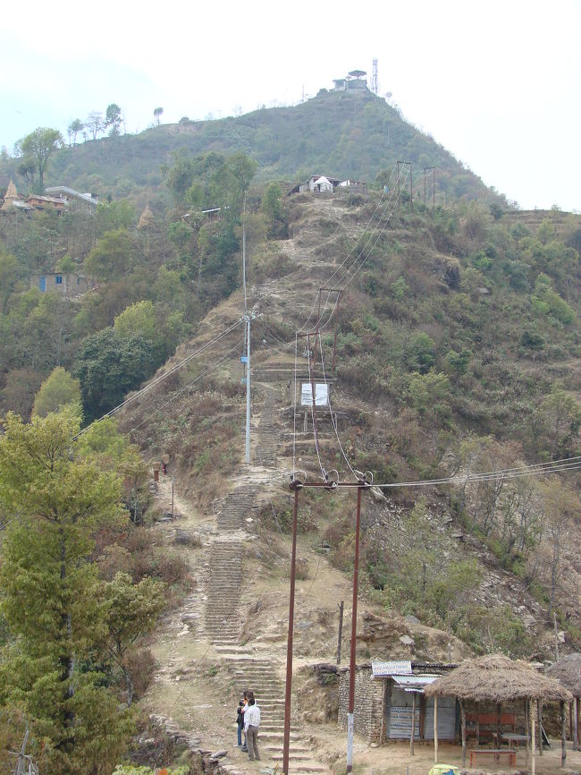 ギャルザティ村から見上げるゴターディ村とサランコットの頂上。