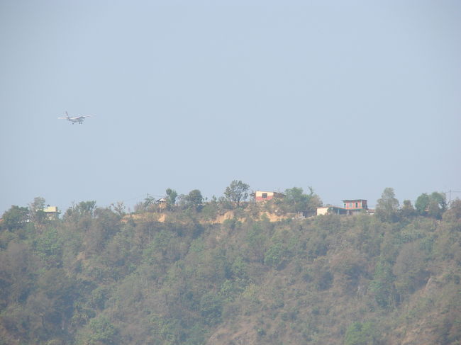 マヤさんの家の上空を飛ぶ遊覧飛行機。