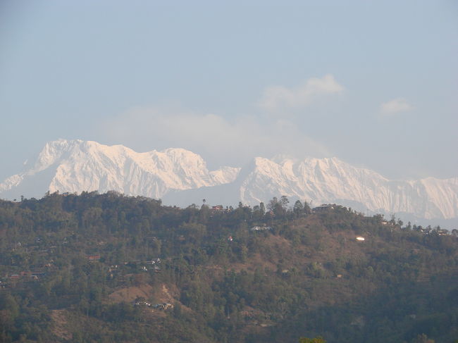 朝日に映える山々。