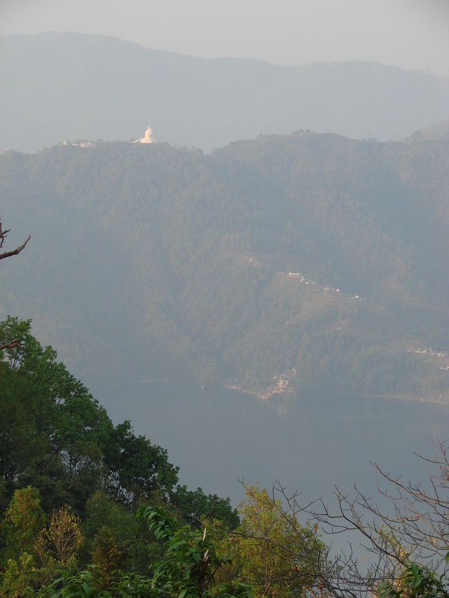 ペワ湖と山の尾根に見えるチャイニーズパゴダ。