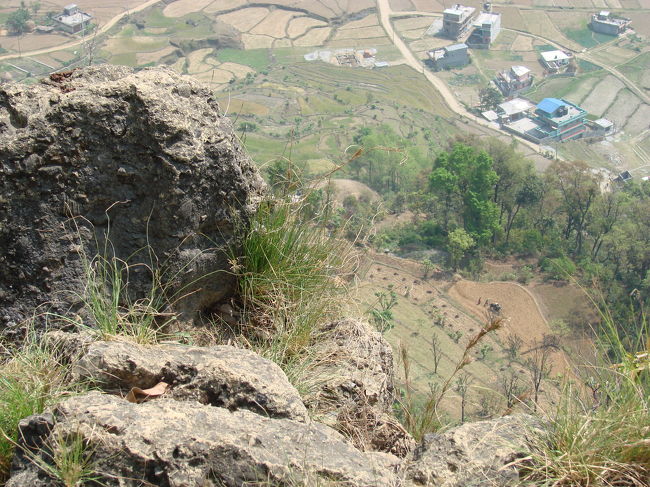 岩場から下へは急な断崖斜面がつづく。