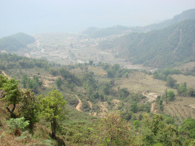 旧道から見下ろすペワ湖北岸。