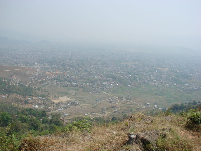 ポカラ北部の景色、時期が悪いのかいつも靄がかかっている。